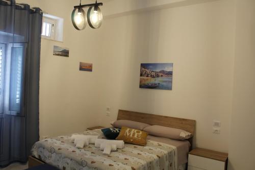 sypialnia z łóżkiem z 2 poduszkami w obiekcie Casa Nonna Nina w mieście Trabia