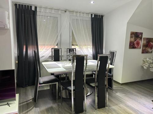 a dining room with a white table and black chairs at Wolfenbüttler Apartment in Wolfenbüttel