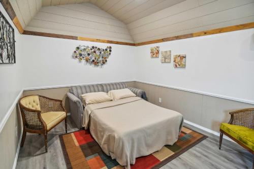 Montezuma Vacation Rental with Fire Pit Access! tesisinde bir odada yatak veya yataklar