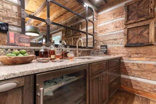 uma cozinha com paredes de madeira e um balcão com copos em Bourb Inn 