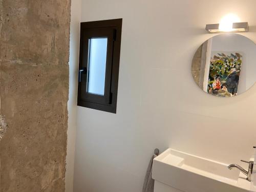 a bathroom with a sink and a mirror at Apartamento artístico en el centro de Segorbe in Segorbe