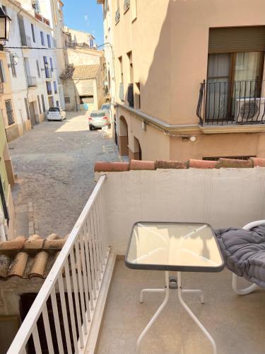 a table on the balcony of a building at Apartamento artístico en el centro de Segorbe in Segorbe