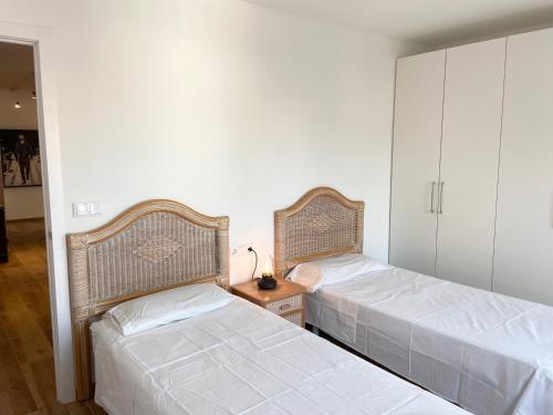 two beds sitting next to each other in a room at Apartamento artístico en el centro de Segorbe in Segorbe