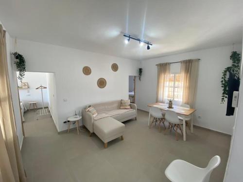 sala de estar con sofá y mesa en Villa Alegría en Chiclana de la Frontera