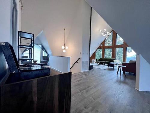 TV a/nebo společenská místnost v ubytování Unique 4Bed and 3Bath A-Frame