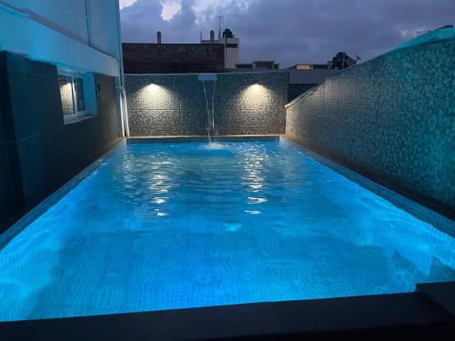 een groot zwembad in een gebouw 's nachts bij Hotel MCH in Veracruz