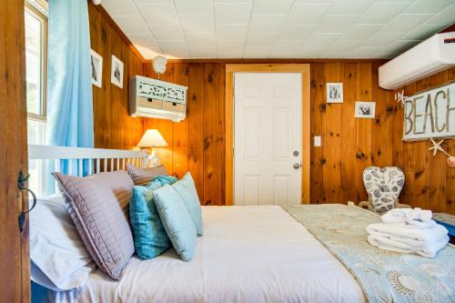 En eller flere senge i et værelse på Quaint Cape Cod Cottage with Grill - Walk to Beach