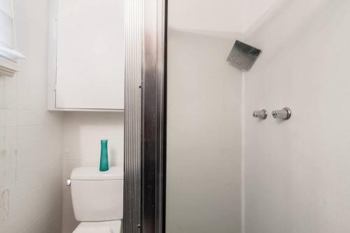 een badkamer met een toilet en een glazen douchedeur bij SELAH 4 Bedroom house close to Everything in Miami in Miami
