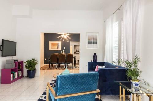 een woonkamer met twee blauwe stoelen en een tafel bij SELAH 4 Bedroom house close to Everything in Miami in Miami