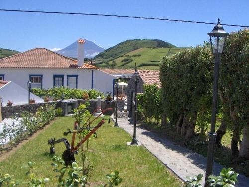 a garden with a house and a street light at Quinta do Canto in Horta
