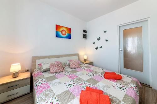 Apartments Chiara mit Meerblick und Pool في لوفران: غرفة نوم بسرير وخزانة ومرآة