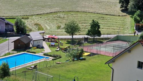 an aerial view of a backyard with a tennis court at Ferienhaus Kräuterhäusl in Puchenstuben