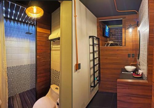 Cadillac Hotel Boutique في مدينة ميكسيكو: حمام صغير مع مرحاض ومغسلة