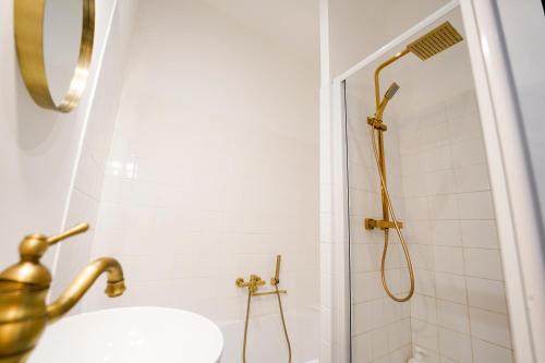 une salle de bain avec douche et lavabo dans l'établissement Une Pause quelque part, à Marseille