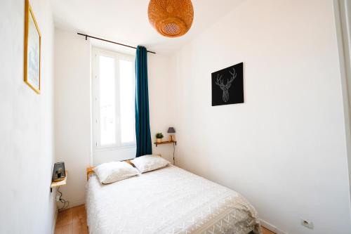 une petite chambre avec un lit et une fenêtre dans l'établissement Une Pause quelque part, à Marseille