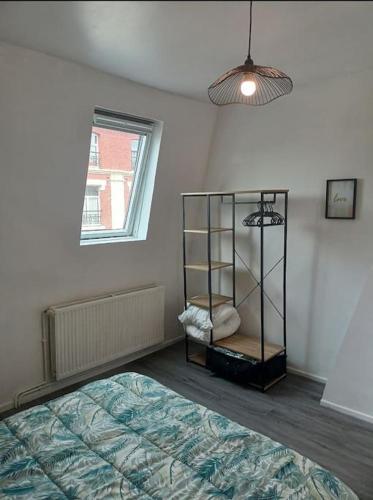 Un pat sau paturi într-o cameră la La Belle Armentières, maison triplex cosy proche de Lille