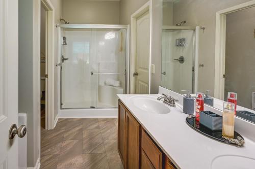 een badkamer met een wastafel en een douche bij Cozy South Carolina Retreat with Patio and Fireplace! in Greenville