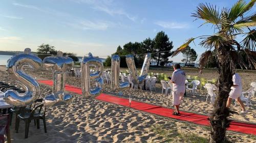 un cartel en la playa que dice boda en la playa en Mobil-homes emplacement 732 en 3ch ou 828 en 4ch tout équipés proche océan, en Gastes