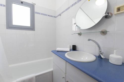 uma casa de banho com um lavatório, um espelho e uma banheira em Exotic Shanty Villa Casa Mia em Eilat