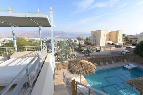 uma vista para uma piscina a partir de uma casa em Exotic Shanty Villa Casa Mia em Eilat
