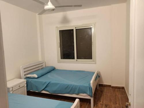 Postel nebo postele na pokoji v ubytování 3 bedroom 2 bathrooms, ground floor with large swimming pool at stella heightssidy abd el rahman