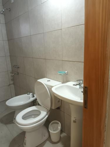 een badkamer met een toilet en een wastafel bij Don Omar in Posadas