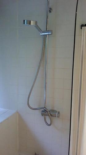 y baño con ducha con cabezal de ducha. en Millstone cottage, en Oldham