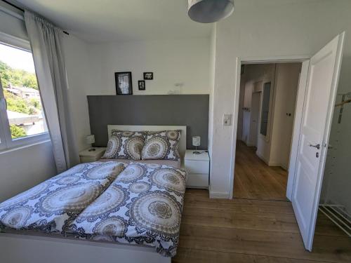 ein Schlafzimmer mit einem großen Bett und einem Fenster in der Unterkunft Gartenblick in Reichenberg