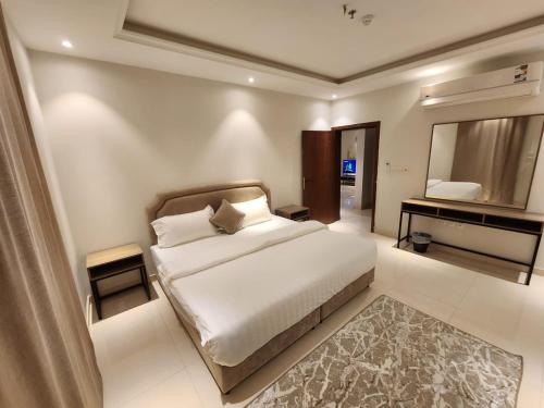 Ένα ή περισσότερα κρεβάτια σε δωμάτιο στο المهيدب للوحدات السكنيه -رابغ