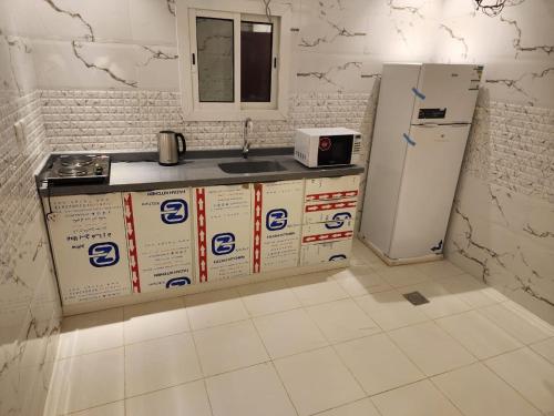 a kitchen with a sink and a refrigerator at المهيدب للوحدات السكنيه -رابغ in Rabigh