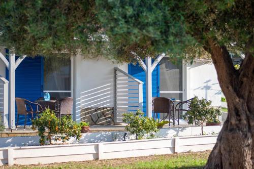Taman di luar Studios Vagelis