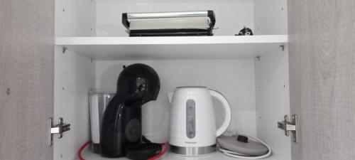 een kast met een blender en andere artikelen erin bij 2downtown.skg in Thessaloniki