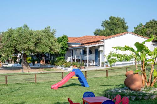 Taman di luar Studios Vagelis