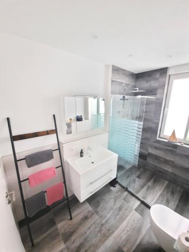 uma casa de banho com um lavatório branco e um espelho. em FeWo - Zur Alten Wäscherei - Zentrumsnah - Garage inklusiv em Estugarda