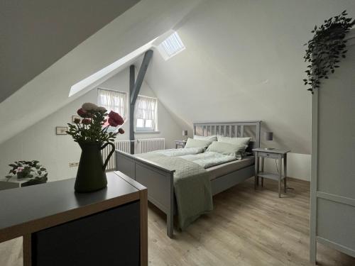 Un pat sau paturi într-o cameră la Fachwerkhäuschen