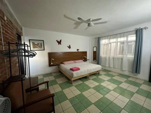 um quarto com uma cama e uma ventoinha de tecto em Departamento Mariposas em Oaxaca de Juárez
