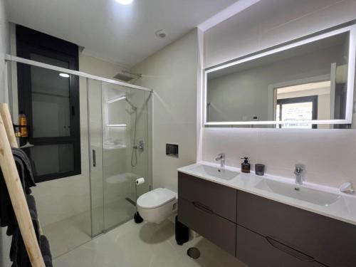een badkamer met een toilet, een wastafel en een douche bij Ap Camporrosso Stone Valley 1B by Bookaparadise in Finestrat