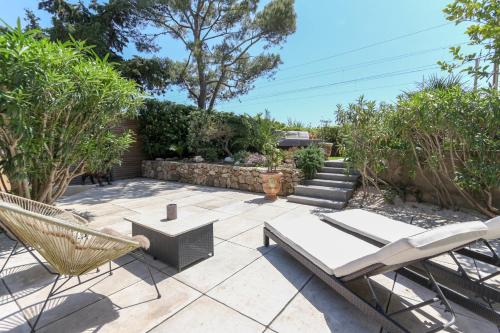 d'une terrasse avec des chaises, un banc et des escaliers. dans l'établissement Superb 3BR with AC Sea view PARKING and Garden - BENAKEY, à Cannes