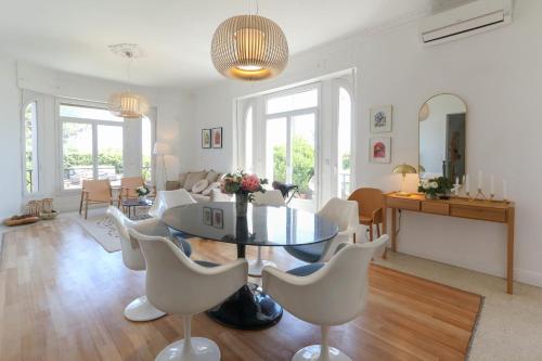 un salon avec une table et des chaises dans l'établissement Superb 3BR with AC Sea view PARKING and Garden - BENAKEY, à Cannes