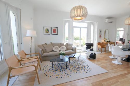 Prostor za sedenje u objektu Superb 3BR with AC Sea view PARKING and Garden - BENAKEY