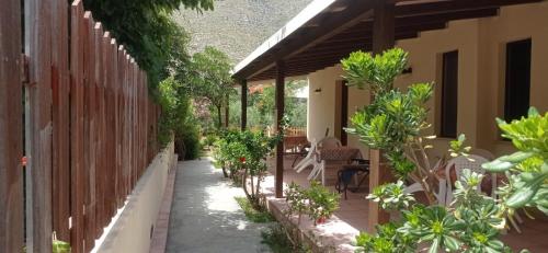 un patio de una casa con sillas y plantas en Aquilone, en Castelluzzo