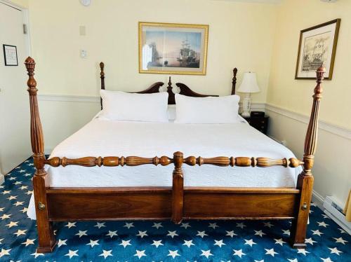 Postel nebo postele na pokoji v ubytování America's Cup Inn Newport