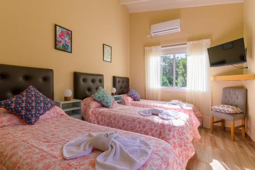 Ένα ή περισσότερα κρεβάτια σε δωμάτιο στο Cabanas Luces el Bosque