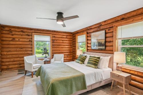 1 dormitorio con cama, paredes y ventanas de madera en Peaceful White Bluff Vacation Rental with Pool!, en White Bluff