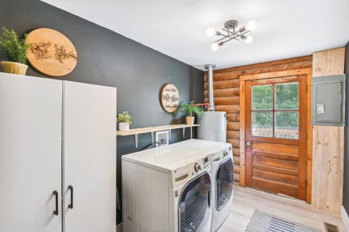 una cocina con lavadora y secadora junto a una puerta en Peaceful White Bluff Vacation Rental with Pool!, en White Bluff