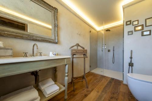 een badkamer met een wastafel, een bad en een toilet bij Tenuta Bussia - Wine Relais & Spa in Monforte dʼAlba