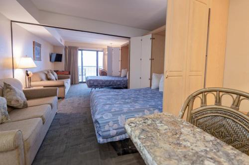un soggiorno con divano e un letto in una camera di Studio w Balcony and Ocean View - Boardwalk One - 203 a Ocean City