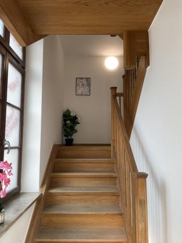 a staircase in a house with wooden floors and a window at Hotel-am-Bahnhof Stuttgart-Ditzingen in Ditzingen