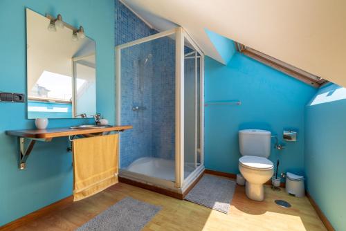 niebieska łazienka z prysznicem i toaletą w obiekcie Espectacular Casa Playa Saians w mieście Vigo