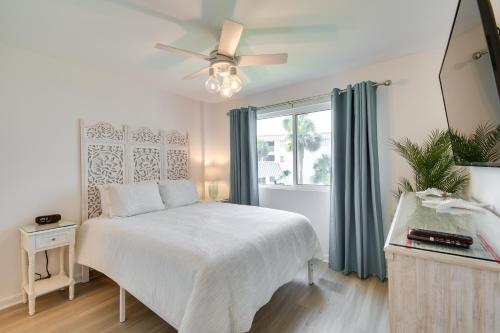 Schlafzimmer mit einem Bett, einem Deckenventilator und einem Fenster in der Unterkunft Gulf Shores Condo with Private Balcony on the Beach! in Gulf Highlands